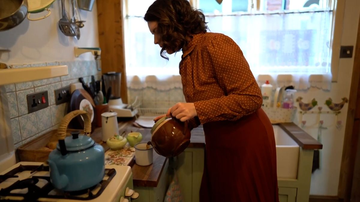 Milovnice 40. let žije v dobově zařízeném domě, vaří si válečná jídla a poslouchá hudbu z vinylových desek
